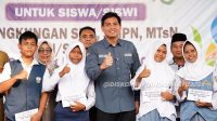 Bupati_Lucky_Hakim_Serahkan_Bantuan_ZIS_Rp884_Juta_untuk_1_768_Siswa_di_Indramayu