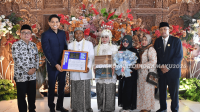 Prosesi nikah massal dalam peringatan Hari Jadi Kabupaten Indramayu Prosesi nikah massal dalam peringatan Hari Jadi Kabupaten Indramayu