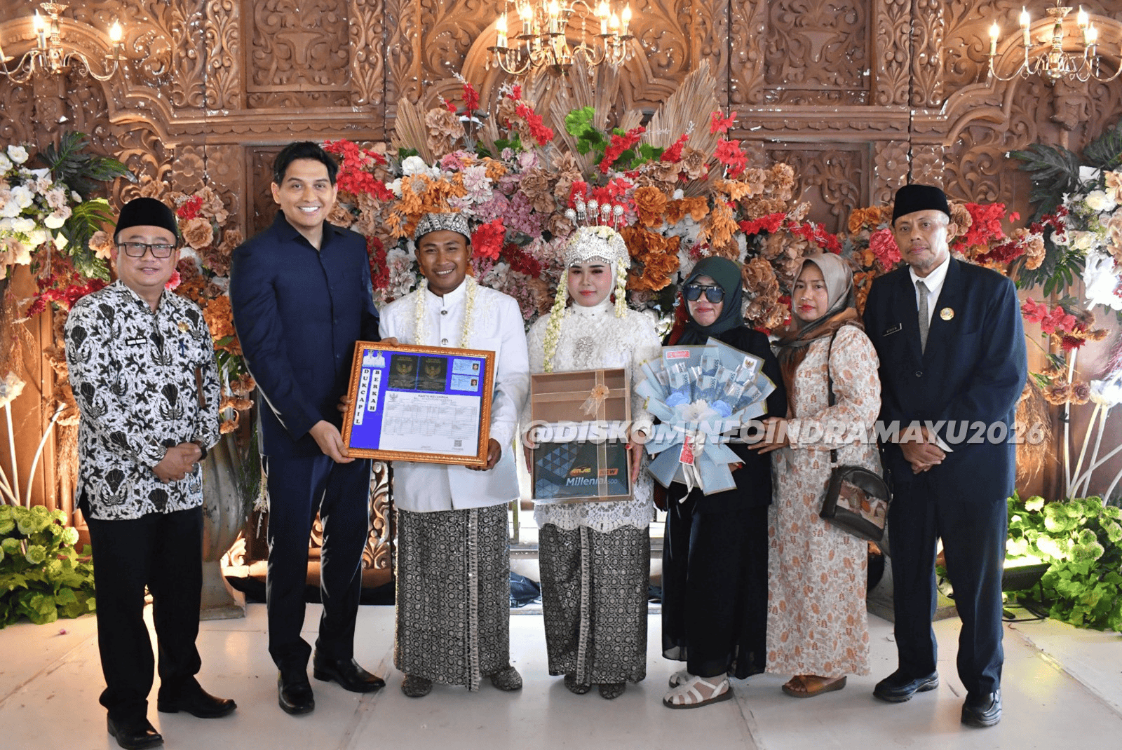 Prosesi nikah massal dalam peringatan Hari Jadi Kabupaten Indramayu