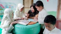 ilustrasi-guru-paud-pendidik-paud-mengajar-anak-paud-1764311991199_169